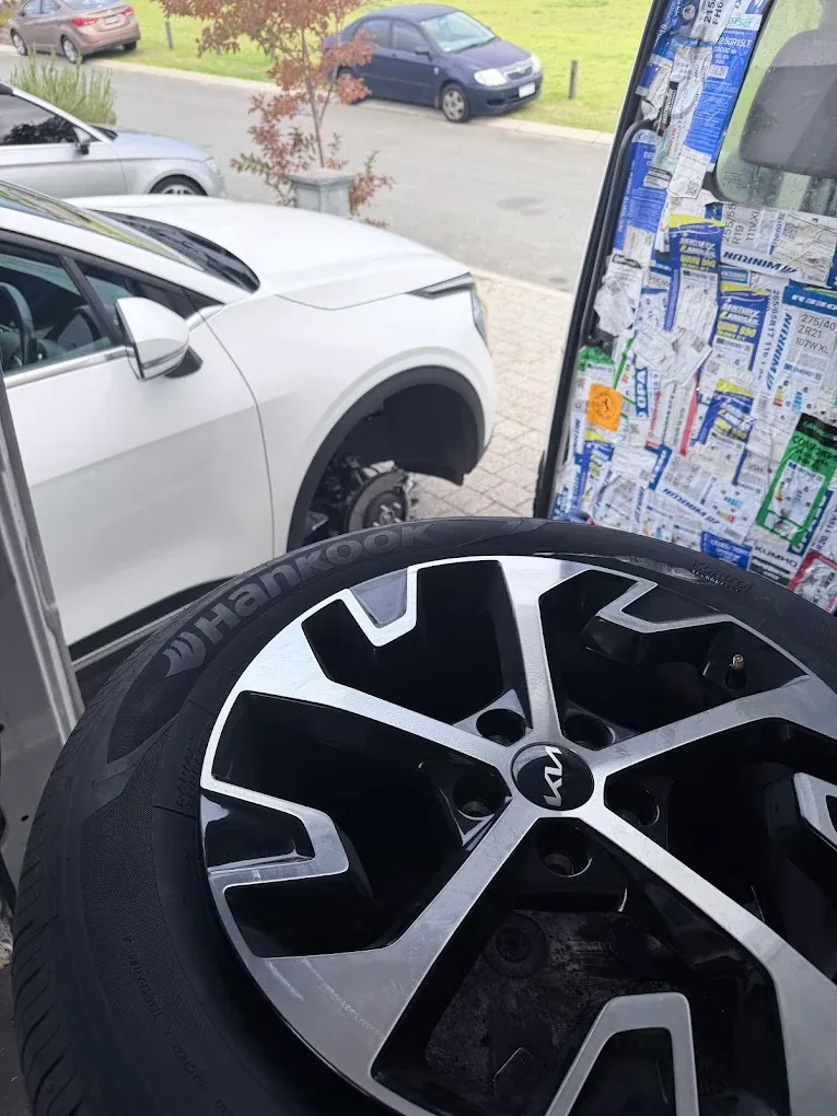 Mobile tyre fitting on a Kia SUV